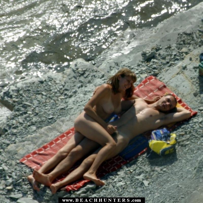 Casal fazendo sexo na praia na frente das pessoas