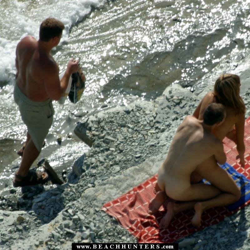 Casal fazendo sexo na praia na frente das pessoas