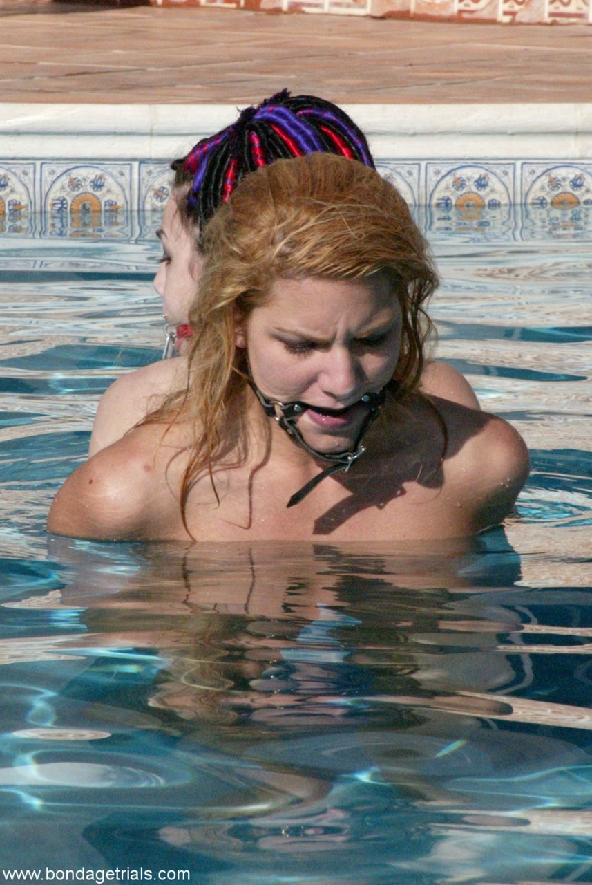 Gostosa loira lésbica com a amiga deliciosa se divertindo na piscina