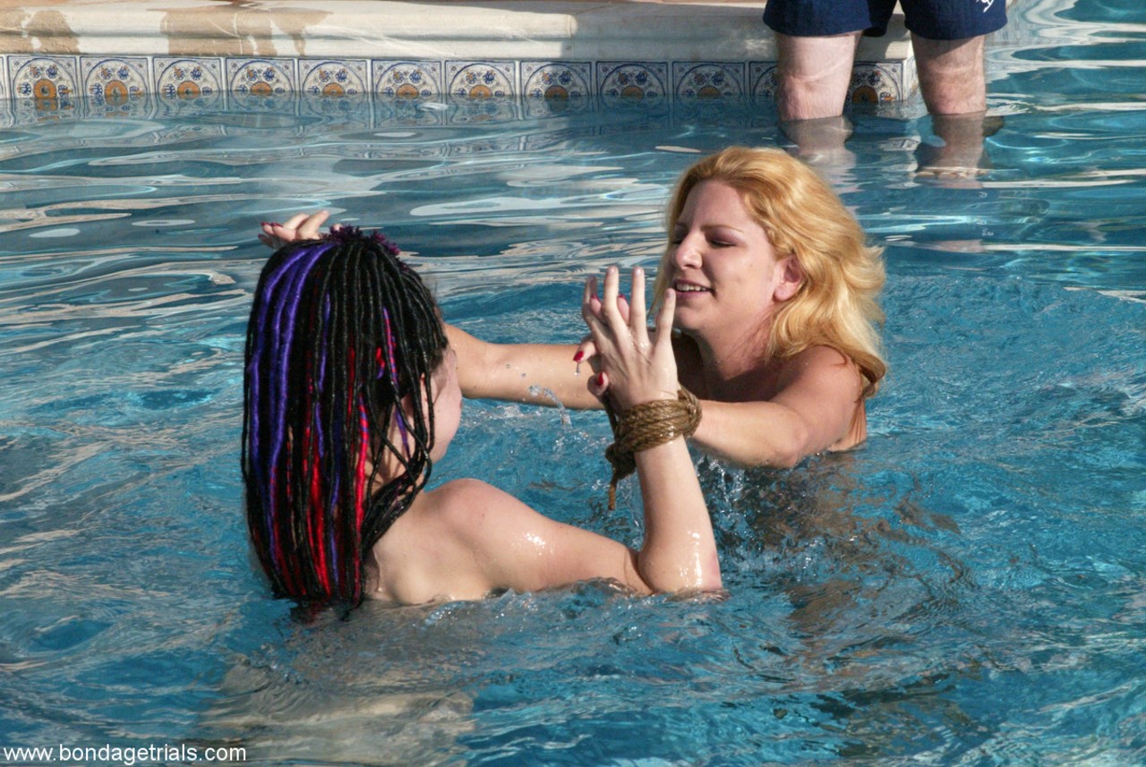 Gostosa loira lésbica com a amiga deliciosa se divertindo na piscina